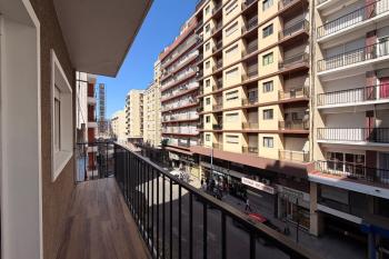 En venta. Espectacular departamento de tres ambientes reciclado al frente con balcón corrido - Mar del Plata